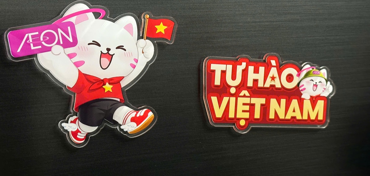 Hai mẫu nam châm acrylic die-cut AEON đang hít trên cửa tủ lạnh